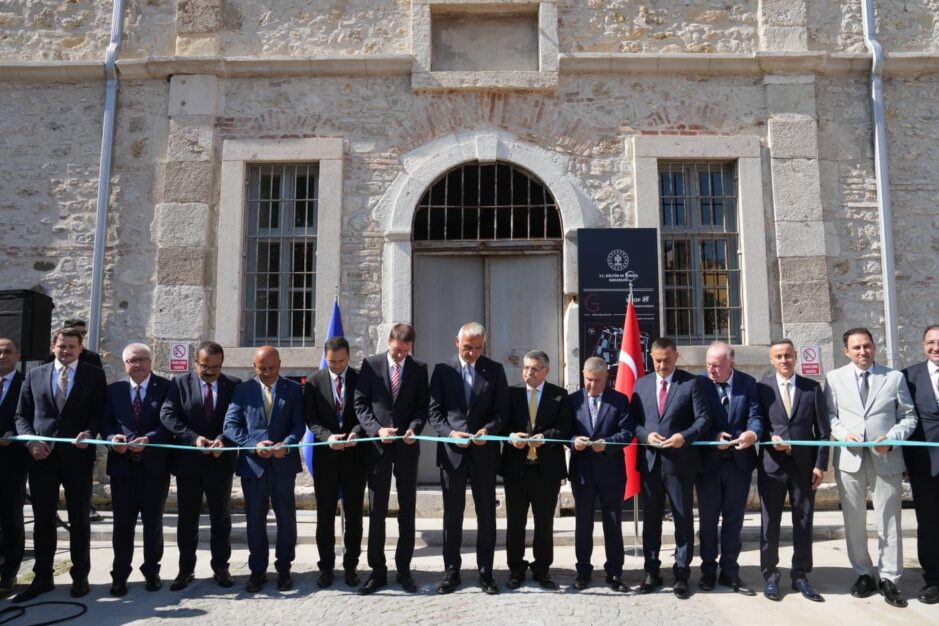 Kültür ve Turizm Bakanı Mehmet Nuri Ersoy ve beraberindeki heyetin, Sinop Tarihi Cezaevi Hafıza Müzesi'nin açılış kurdelesini kestiği resmi tören anı.